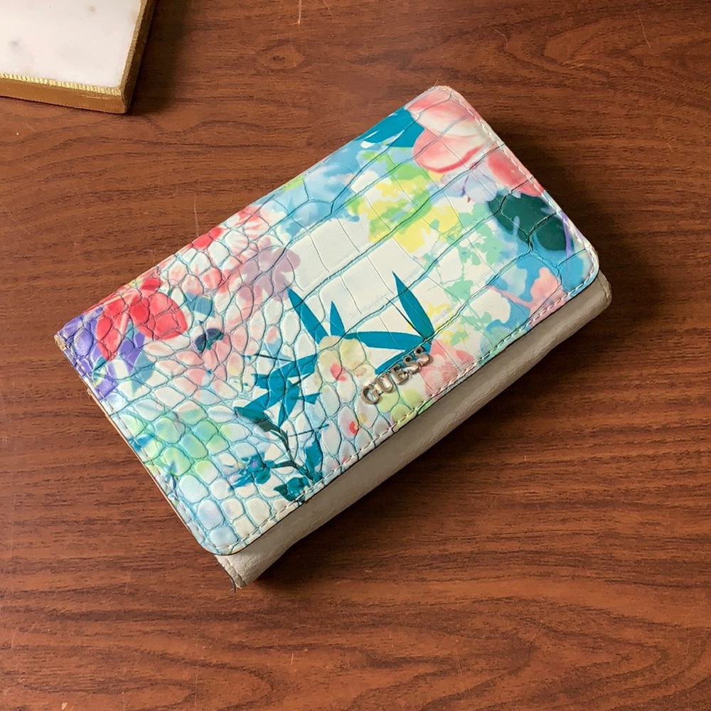Guess flower wallet